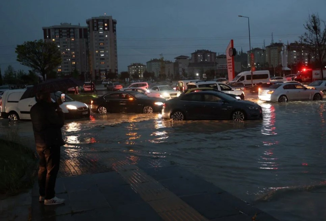 Ankara’da sağanak yağış sonrası yollar sular altında kaldı
