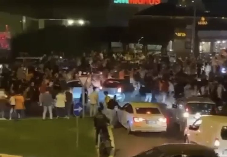 Bursa’da otomobil kutlama yapan taraftarların arasına daldı!