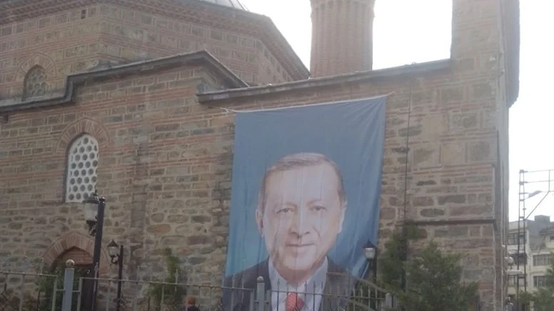 Camiye Erdoğan posteri astılar