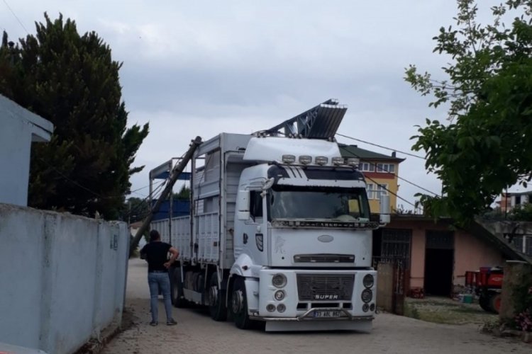 Bursa’da prefabrik ev elektrik tellerine takıldı! Direk yerinden söküldü