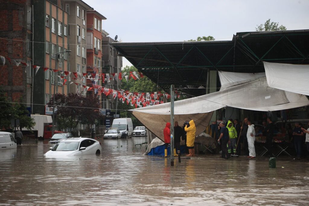 Ankara’yı sağanak vurdu