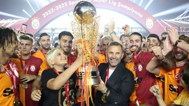 Galatasaray, şampiyonluk kupasını kaldırdı