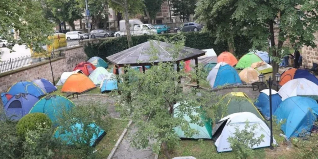 O Kentimize Akın Var! Otellerde Yer Yok Çadırlarda Uyudular