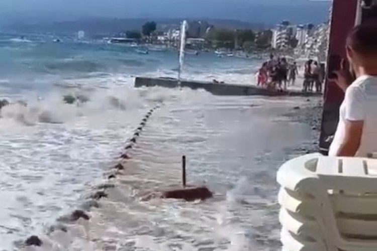 Bursa Gemlik’te dalgalar sahil yoluna taştı