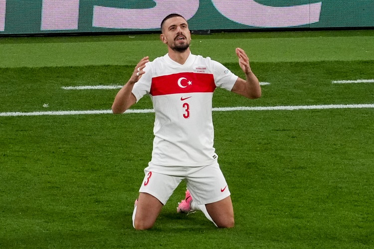  Forvet: Futbolda ilk amacı gol atmak olan hücum oyuncusu