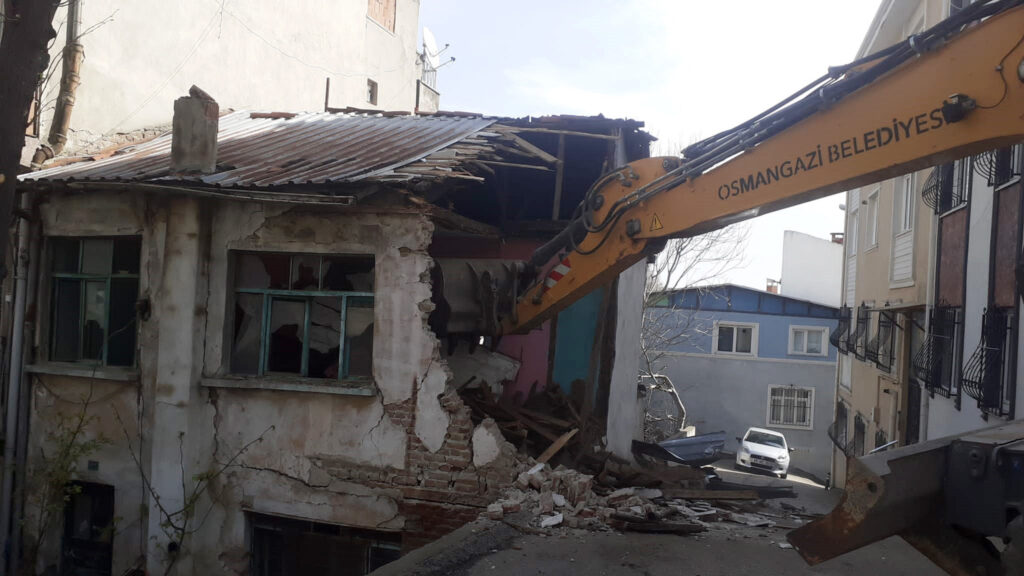 Osmangazi’de Metruk Bina Temizliği Devam Ediyor