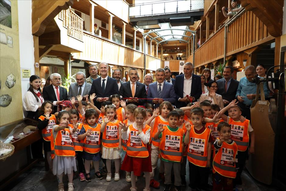 İnegöl’de Oyuncak Sergisi Açıldı