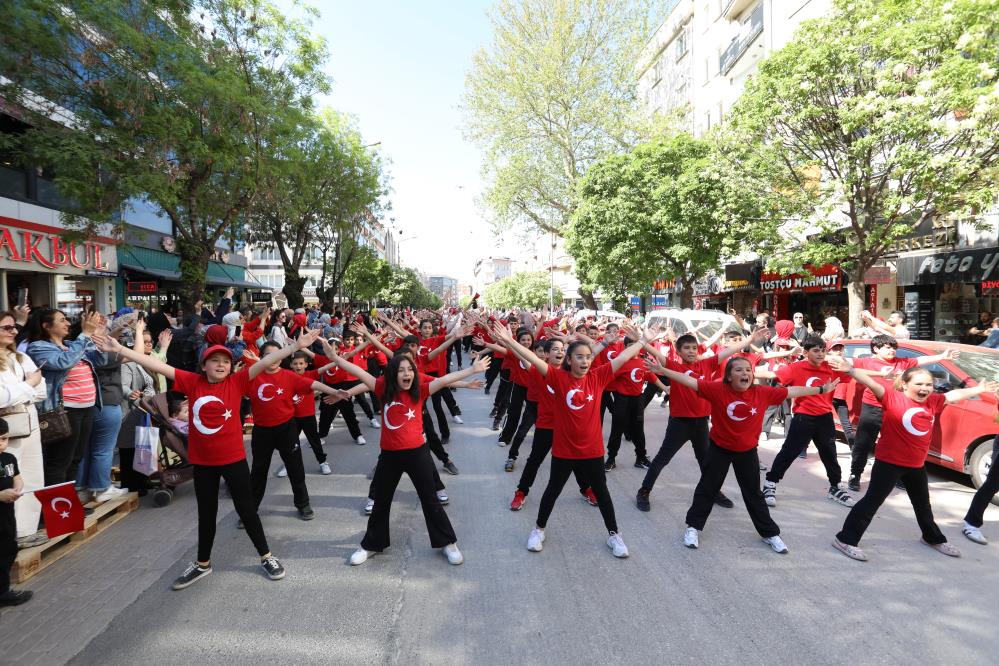İnegöl’de 23 Nisan coşkusu sokaklara taştı