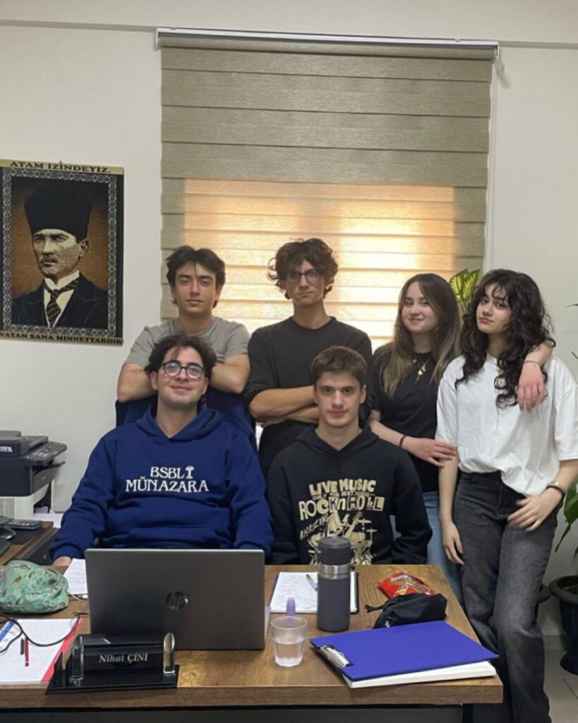 Bursa Münazara Arenası Sallanıyor