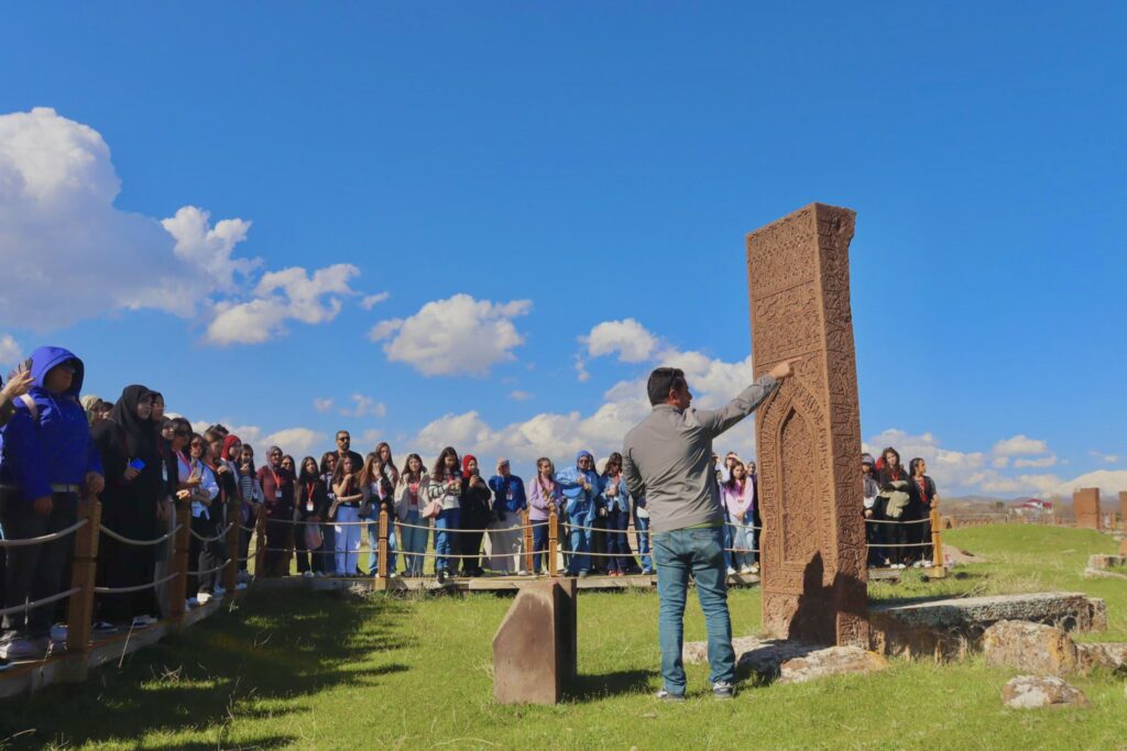 Yıldırım’dan Ahlat’a Köprü Kuruldu