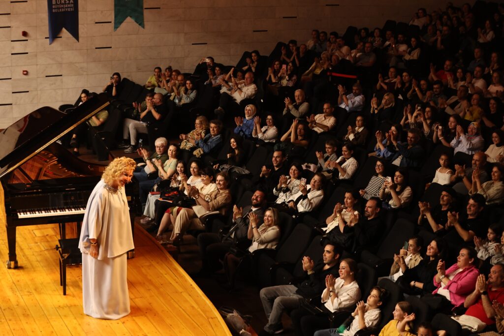 Nilüfer Senfoni Orkestrası ilk konserinde Gülsin Onay’ı ağırladı