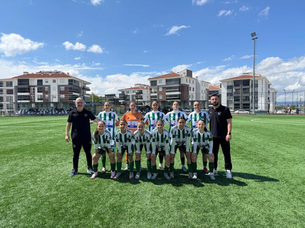 İnegöl Turgutalp Spor Kadın Futbol Takımı hedefe yürüyor
