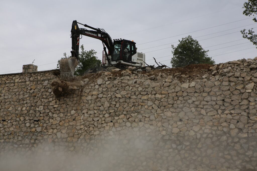 Dağyenice’de kaçak duvar yıkıldı