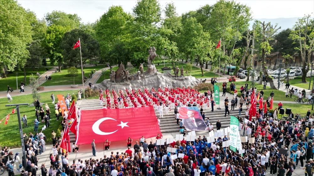 İnegöl’de Gençlik Yürüyüşü Renklendi