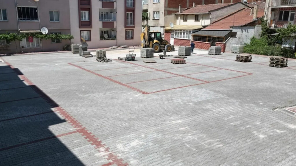 İnegöl’ün Çıkmaz Sokakları Ücretsiz Otoparka Dönüştü