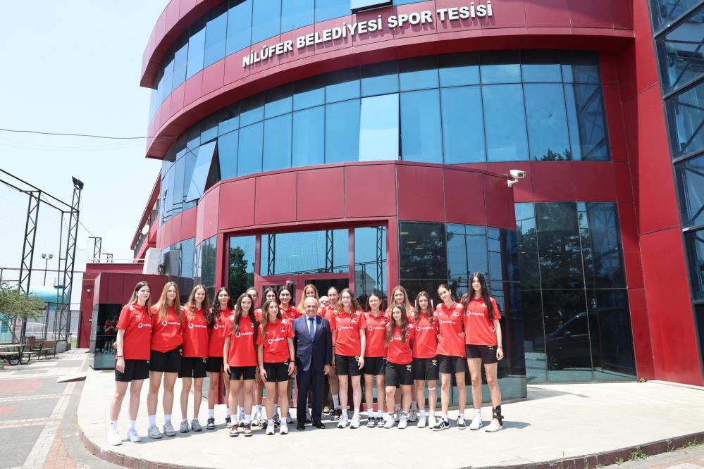 Başkan Özdemir’den Filenin Sultanları’na Moral Ziyareti