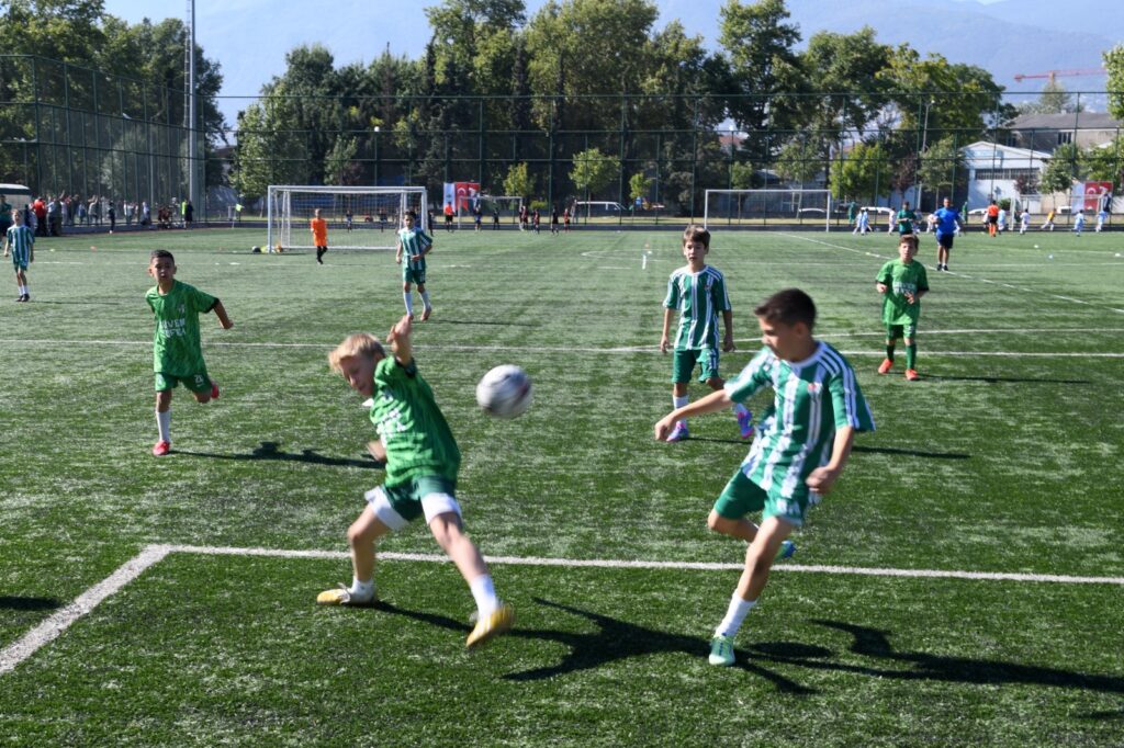 Geleceğin futbolcuları Osmangazi’de sahaya çıktı