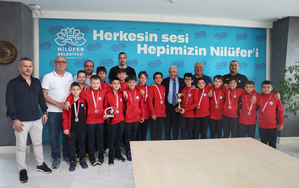 Nilüfer Belediyespor U11’den Başkan Özdemir’e Kupa Ziyareti