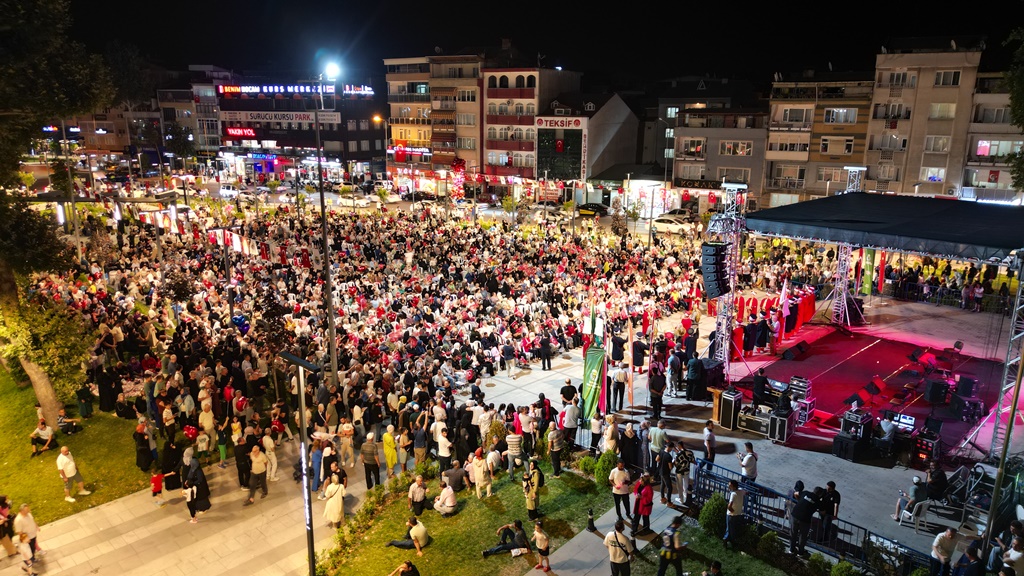 İnegöl’de Meydanlar Doldu Taştı