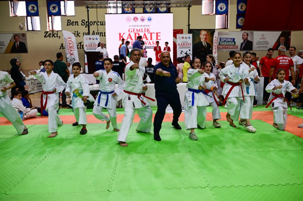 Gemlik Uluslararası Karate Turnuvası Başladı