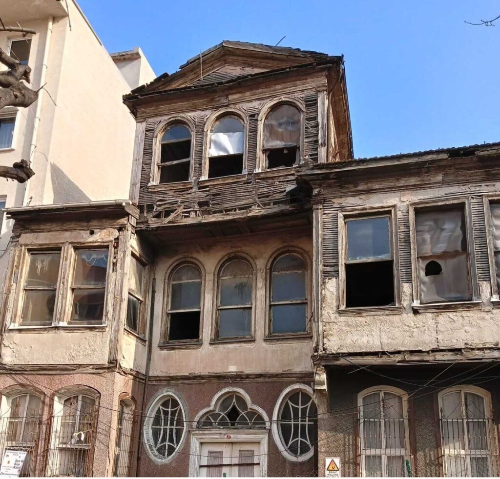 Papazın Evi’nde Neler Oluyor?