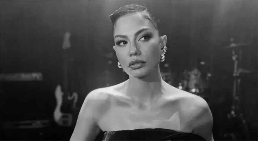 Demet Özdemir’den Siyah Beyaz Zarafet