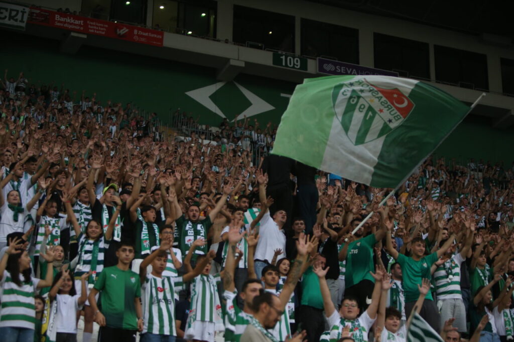 Rakip tribün Teksas’ı izledi