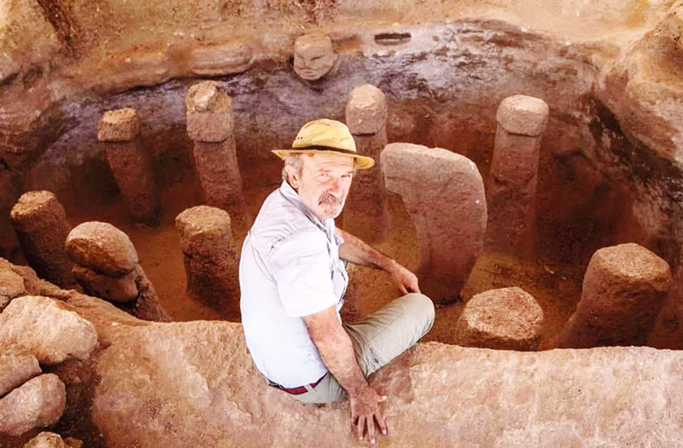 Göbeklitepe’de duvar içine yatırılmış insan heykeli keşfi