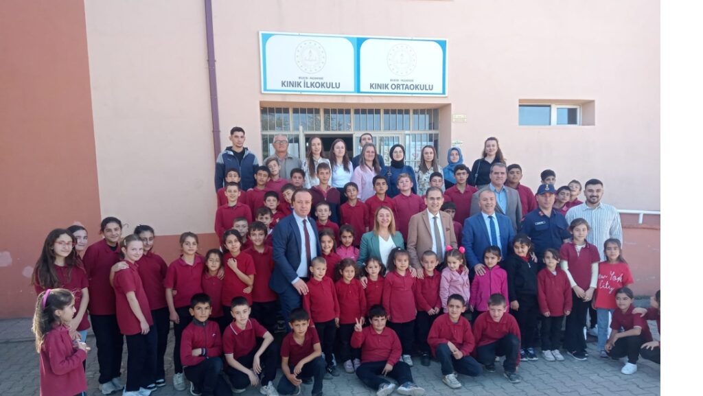 Öğrenciler Kaymakam Vekili ve Başkanla kitap okudu