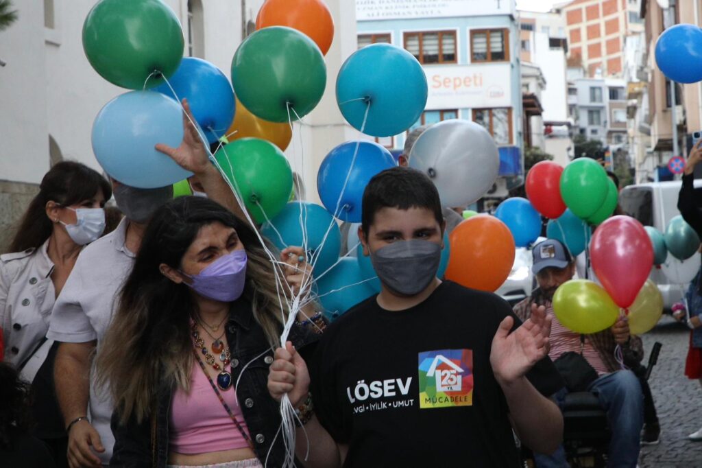 Lösemiyi Yenen Çocuk İçin Balonlu Kutlama