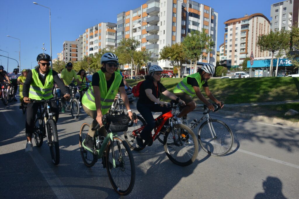 Bursa’da Renkli Pedallar Döndürüldü