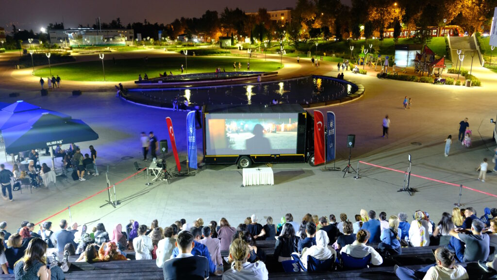 Bursa’nın Sokakları Sinema Salonuna Dönüşüyor