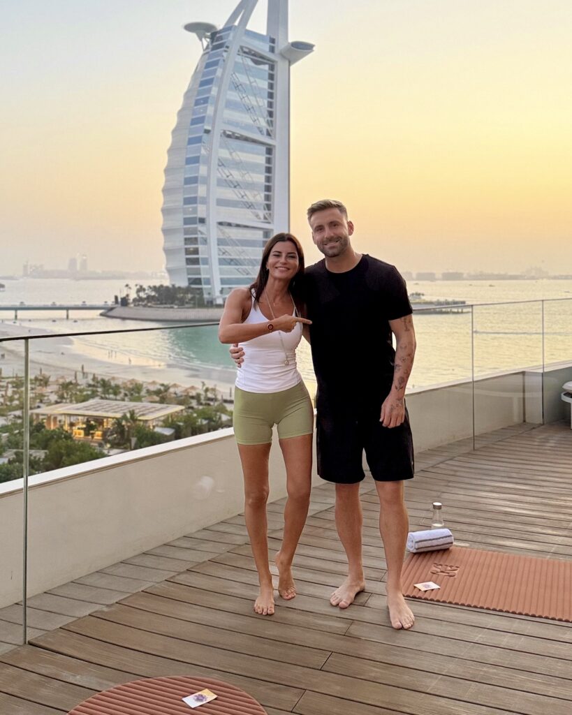 ECE VAHAPOĞLU’NDAN İNGİLİZ FUTBOLCUYA YOGA DERSİ