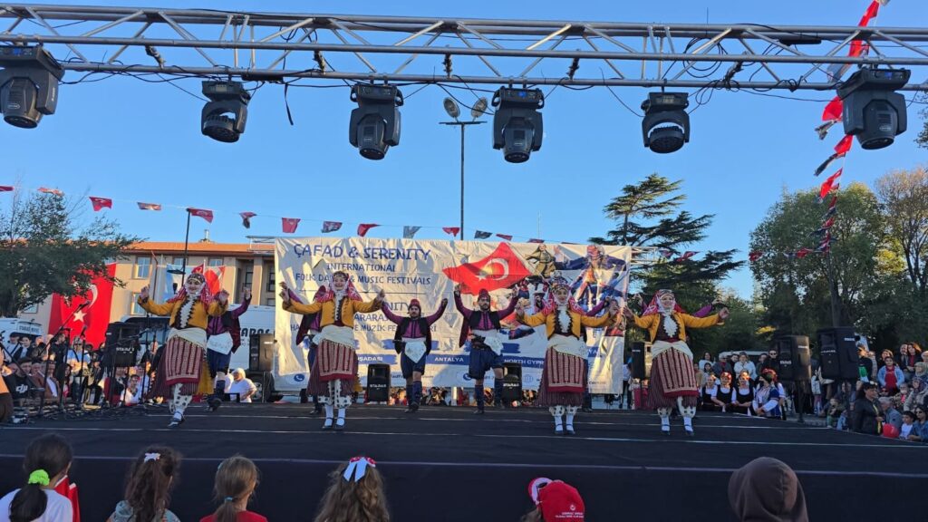 Gençleşen Türküler Sahneyi Salladı
