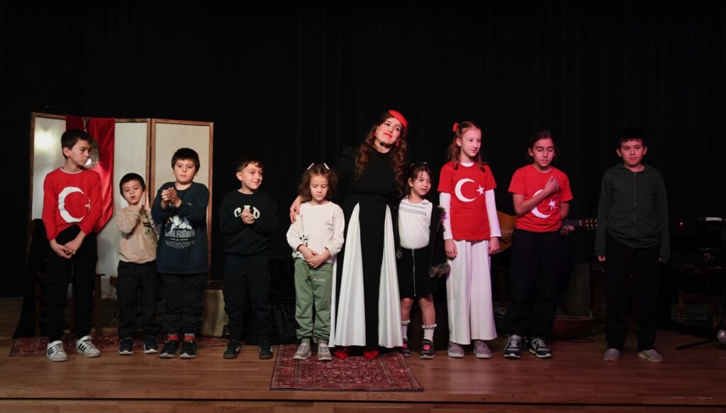 Osmangazi’de Cumhuriyet’in Işığı Sahneye Taşındı: Tek Kişilik Müzikalle Coşku Yaşandı