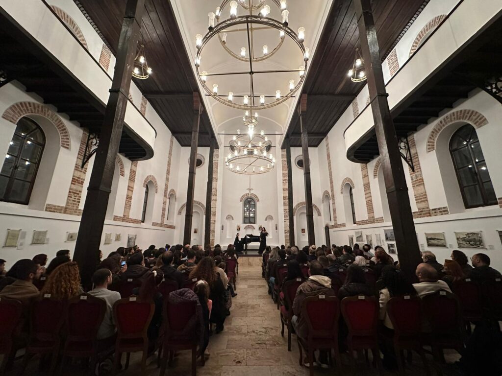 Tarihi Kilisede Büyüleyici Gece