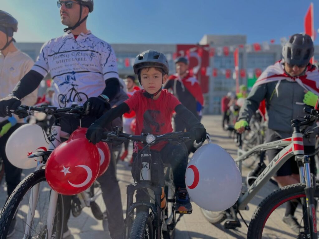 Bisiklet Turu Şölene Dönüştü