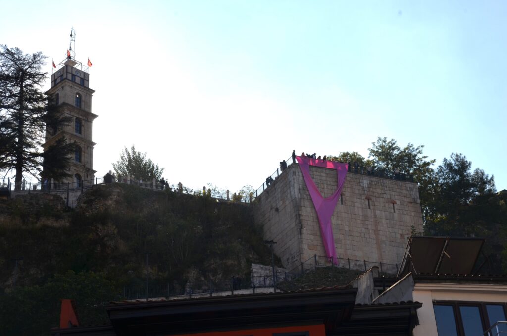 Tophane Surlarına Dev ‘Pembe Kurdele’