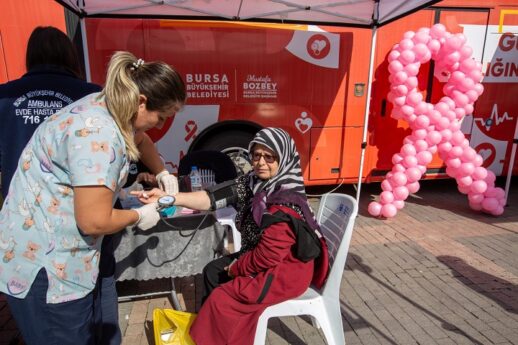 Ünlü Cerrah Bursa’da Kadınlara Ücretsiz Muayene Yaptı!