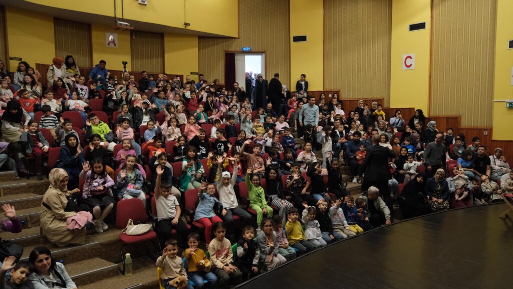 Yıldırım’dan Çocuklara Ücretsiz Tiyatro
