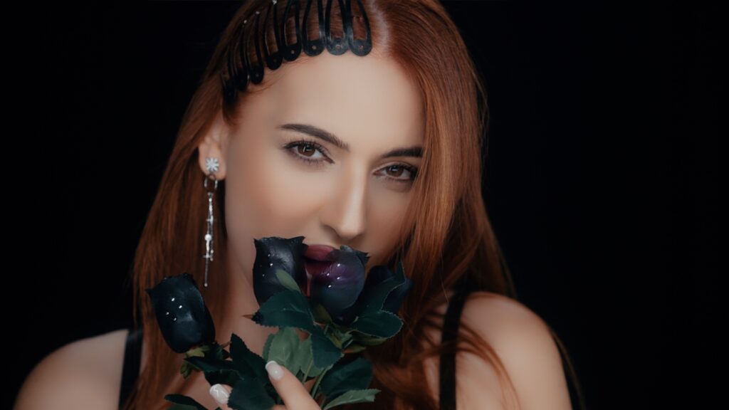 Arzu Efimia’dan Yeni Romantik Şarkı: “AŞK ACIMAZKİ”