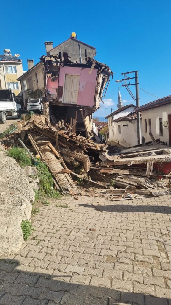 Tirilye’nin ‘Tabut Ev’i Kendiliğinden Çöktü