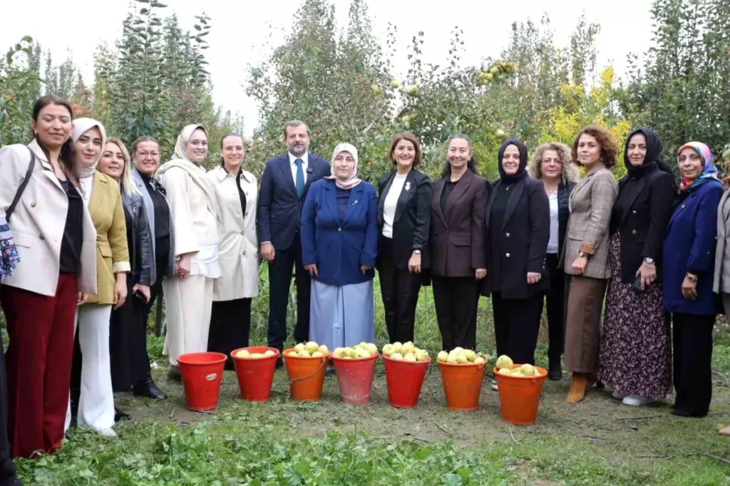 Topuklu İş Kadınları ile Şalvarlı Köylü Kadınları Aynı Tarlada Buluştu
