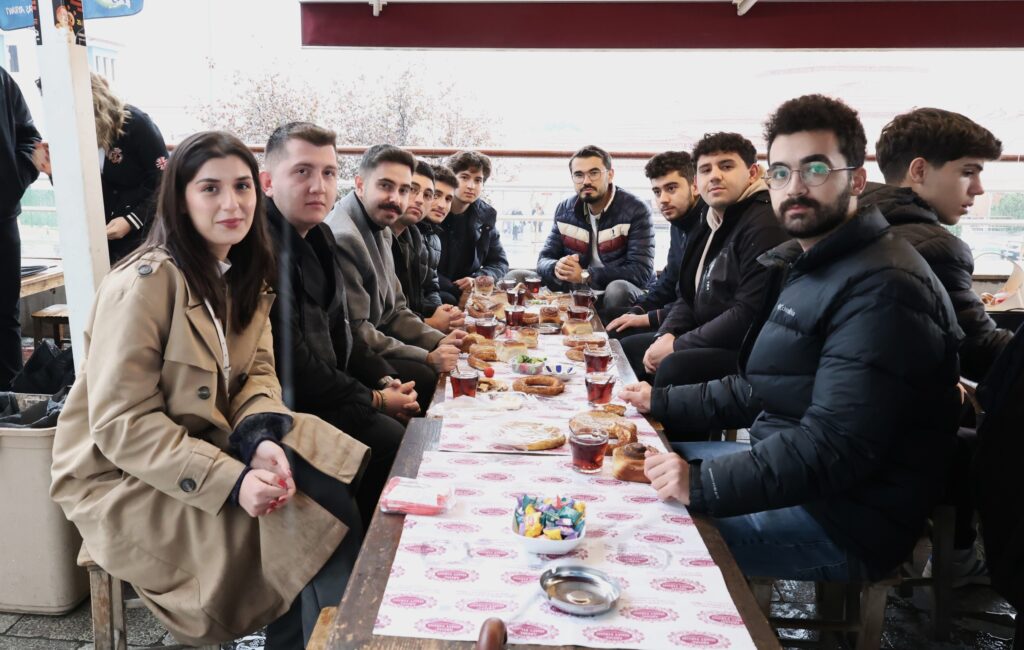 Üniversitelilere Bursa Ziyafeti