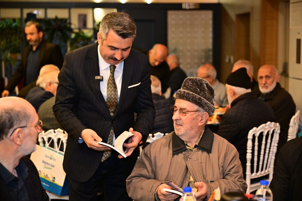 Başkan Yılmaz, Elinde Çiçekle Sınıfa Girdi