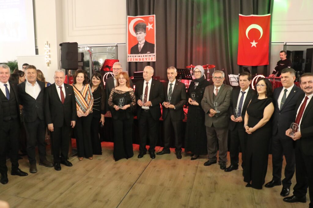 Kıdemli Mimarlara Plaket Verildi