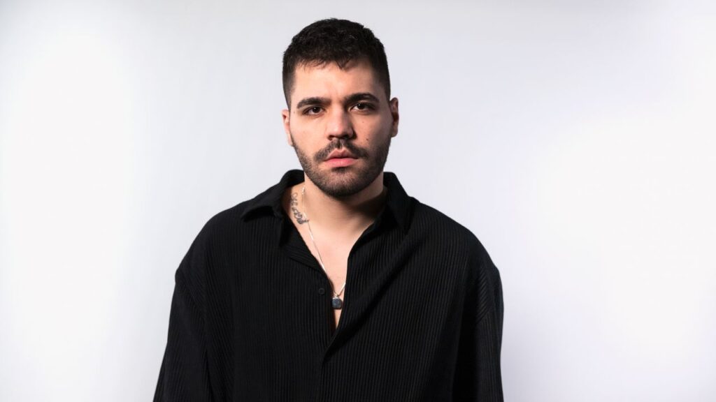 Sanatçı Emir Can İğrek’ten Üsküdar Tebessüm Kahvesi’ne Anlamlı Ziyaret