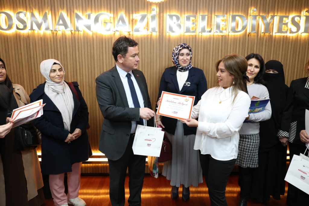 Azimli Kadınlar Diplomasını Aldı