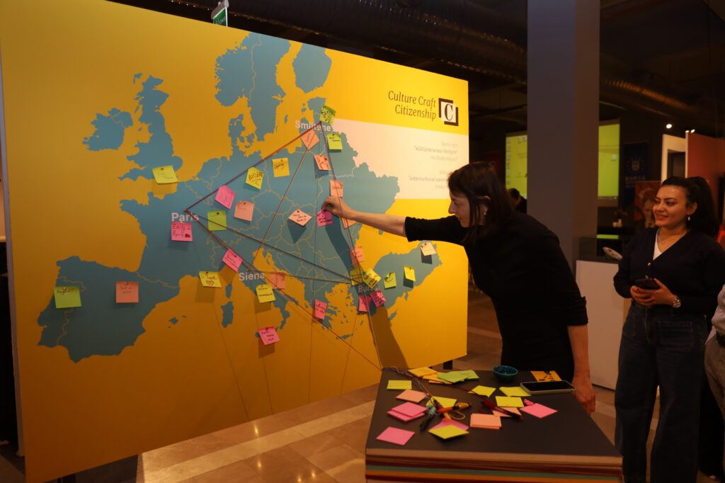 Kimlik Sergisi Ziyarete Açıldı