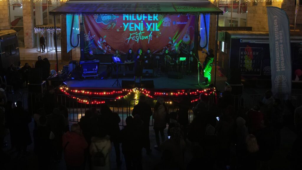 Meydanda Buz Pateni Keyfi